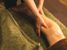 くつろぎの雰囲気（足つぼは足裏の後、オイルで膝裏までしっかり流してスッキリ♪）