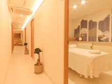 康和養生館 池袋店の雰囲気（木の温もりが感じられる、落ち着いた癒しの受付スペース。）