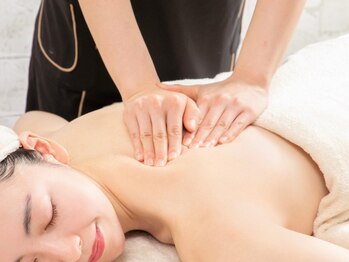 キャロリーヌ新宿店の写真/上半身の三大リンパ!背中/脇/首のオリジナルケアで、老廃物の排出を促進◎【トリプルリンパ】