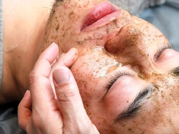 プラスボーテ 北参道(plus beaute)の写真/ハーブピーリングやララピールで余分な角質を除去。肌のターンオーバーを促進し、お肌本来の美しさへ。