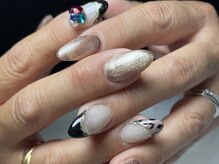 サロンドフォーエイチ(salon de 4H)/ベージュ×ブラックの大人ネイル