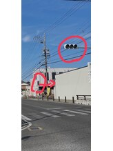 スズキリラクゼーション/こちらの信号を超えたすぐ！