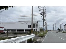 ソフ 津店(SOFS)/《道案内》白い建物の敷地内に