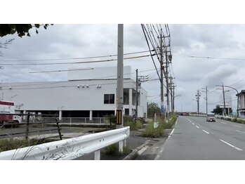 ソフ 津店(SOFS)/《道案内》白い建物の敷地内に
