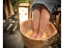 アロマ入フットバスで足元を温めてから施術に入ります♪満足度◎