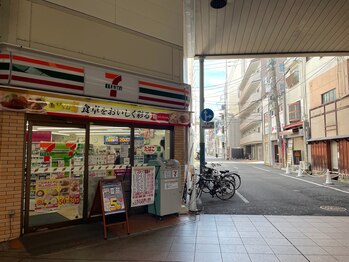 オリナサツキ(OlinaSatsuki)/左手にセブンイレブンがあります