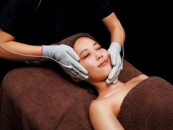 サロン ナチュラル(SALON NATURAL)の写真/《筋膜リリースカッター×グロッティ》で憧れ小顔が叶う♪オールハンド施術で頭皮~顔、目元をスッキリ★