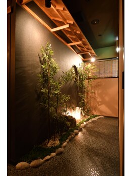 癒まほら 心斎橋店/清潔感のある和の空間