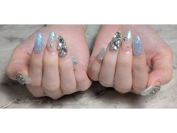 ビーネイル(Bee Nail)の写真/華やかなブライダルにも最適！長さ出しで美しい形を作りパーツつけ放題で指先を華麗に彩るサロンです★