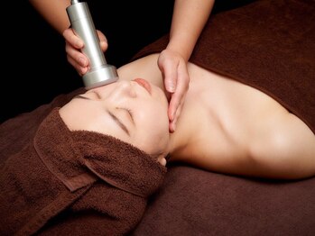 サロン ナチュラル(SALON NATURAL)の写真/圧倒的ハリ感UP☆話題のフェイシャルマシン”グロッティ”導入☆肌の深くからしっかりとアプローチ!