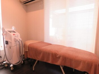 ドクターアリィ(Dr.ALII)/白を基調とした店内です