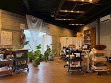 シーク(49-seek)の雰囲気（木の温もりを感じられる隠れ家サロン）