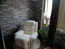 【ヘッドスパ・肩こり・マッサージ】リラクゼーションスペース-Nagomi-の雰囲気（ヘッドスパやハンドマッサージはチェア施術可能♪勿論ベッドも◎）