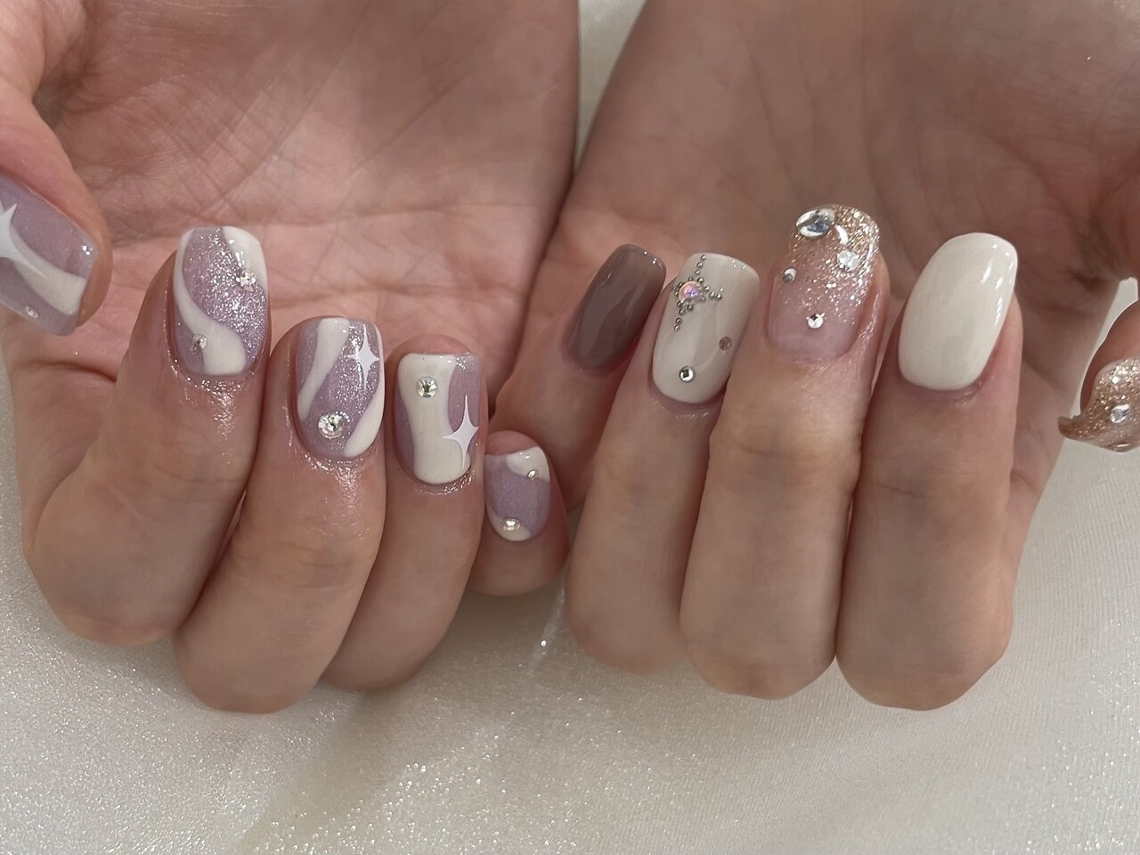 2025年秋トレンド】ビジューのネイルデザイン集｜人気順｜238