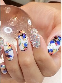 鮮やかブルーのフラワーネイル♪