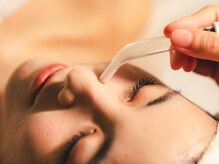 普段のお手入れではできない毛穴吸引で小鼻のお掃除。