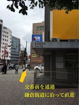 バリニーズサロンヘレン(HELEN)/交番前通過、道路に沿って直進