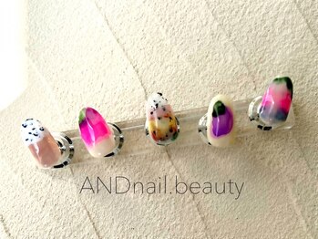 アンドネイル ビューティー(AND nail,beauty)の写真/透明感や質感が楽しめるデザインで彩られた店内はまるでアトリエ。圧巻の技術力で見惚れる指先へ…♪