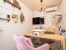 アトリエネイルマム(atelier nail mom)の雰囲気（アンティーク調のインテリアと落ち着くウッドの店内です）