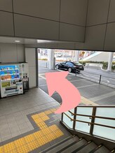 ビューティーアイラッシュ 茨木駅前店/階段降りて『左』に曲がります