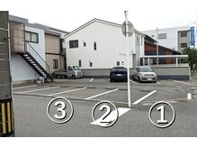 富山ふじい鍼灸整体院の雰囲気（当院の目の前の通りを挟んだ向かいに駐車場が3台あります。）