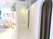 ローズマリー(rosemary)の雰囲気（白を基調とした明るい店内。個室4部屋完備でリラックス♪）