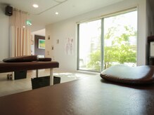 松本整骨院/明るい施術室