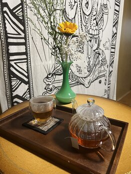 ホワイトタイガー(White Tiger)/施術後アップルティでデトックス