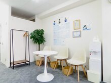 筋膜カッパ整体院 広島祇園店の雰囲気（白を基調とした清潔感ある待合）
