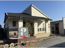 ソフ 津店(SOFS)/この建物の側面が駐車場です