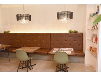 ブルー P's SQUARE店/少し休める待合スペースも