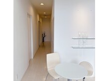 白を基調とした綺麗なサロンです。