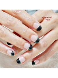 黒フレンチネイル