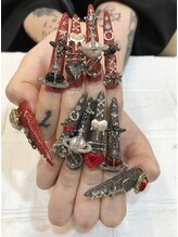 エスフィーネイルサロン ブリーユ(Esfy nailsalon Brille)/パーツいっぱい赤黒ネイル