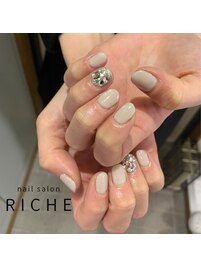 ビジュー埋め尽くしネイル