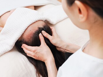 ルリエ(Relier)の写真/【眼精疲労や首肩のコリに】心地よい圧で頭のコリをほぐして、頭皮や目の疲れを改善◎視界もクリアに♪