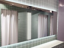 サロンビレッジ下北沢の雰囲気（広々とした共用メイク直しスペースあり◎まつげパーマ/眉毛）