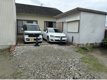 ソフ 津店(SOFS)/スタッフ2台の前がお客様駐車場