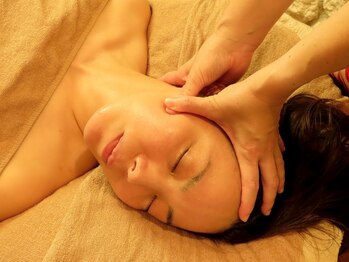 ミルーネ(milune)の写真/あなたの理想の輪郭へ。表情筋・肩首をゆるめて、むくみ・くすみを解消。肌も心も澄み渡る小顔フェイシャル