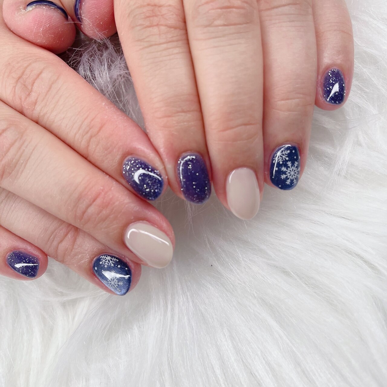 2026年冬トレンド】ネイビー ハンドのネイルデザイン集｜人気順｜7