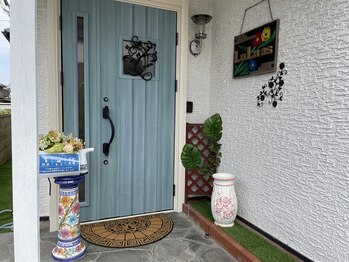 サロン ド ルルアス(Salon de LuLuas)/ブルーのドア