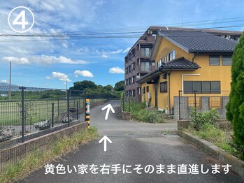 ユイット ルッカ(Huit Lucca)/黄色い家を右手に直進します