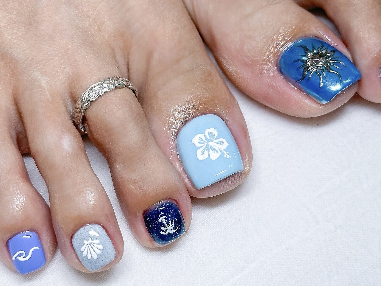 2025年-2026年冬トレンド】ブルーネイル フットのネイルデザイン集