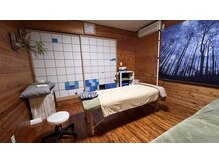 整体藍猫の雰囲気（木の床と木の壁が癒しの施術室。明るい雰囲気でお迎えします。）