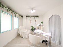 白と緑を基調としたハワイアンな空間。