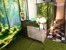 深癒の庵の雰囲気（緑が多い内装になっており、非日常の癒し処に）