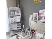 The ネイルサロンの雰囲気（カラーとパーツ豊富のサロン）