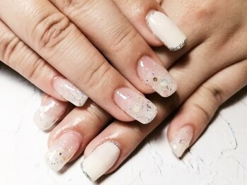 フレイムス アイラッシュ アンド ネイル(FRAMES)/ホワイトグラデーションネイル♪