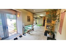 広く、開放感がありリラックスして施術を受けていただけます！