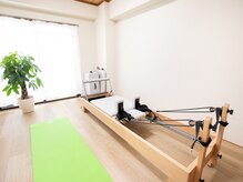 国立セラピラ整骨院の雰囲気（【ピラティス】マシンやスポールなど道具を使用してレッスン）